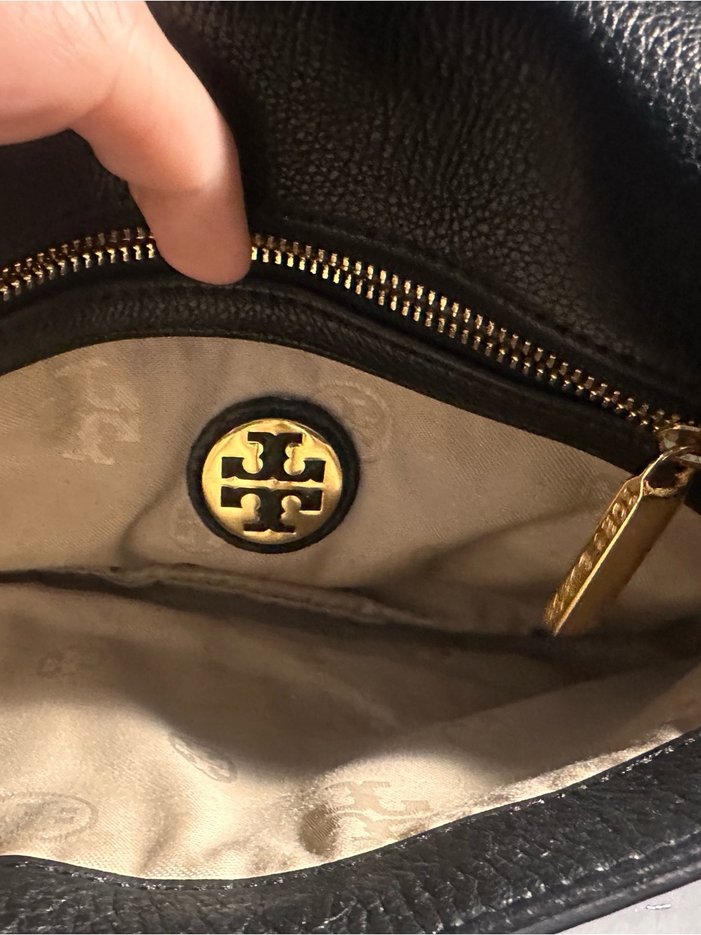 * AUTHENTIC* Tory Burch Black Leather Shoulder Bag with Gold Logo - Picture 5 of 9